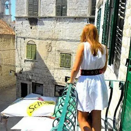 Nikolina Old Town Apartment