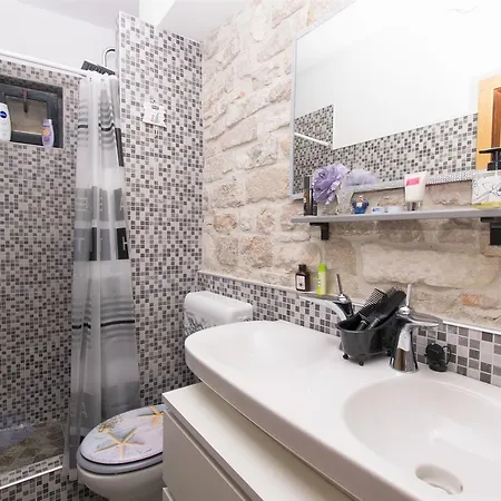 Nikolina Old Town Apartment